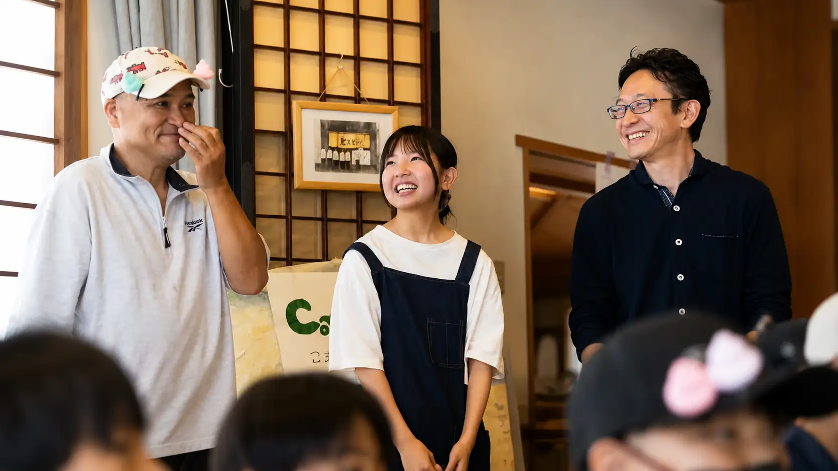 工房でクライアントの話を聞く酒井康幸
